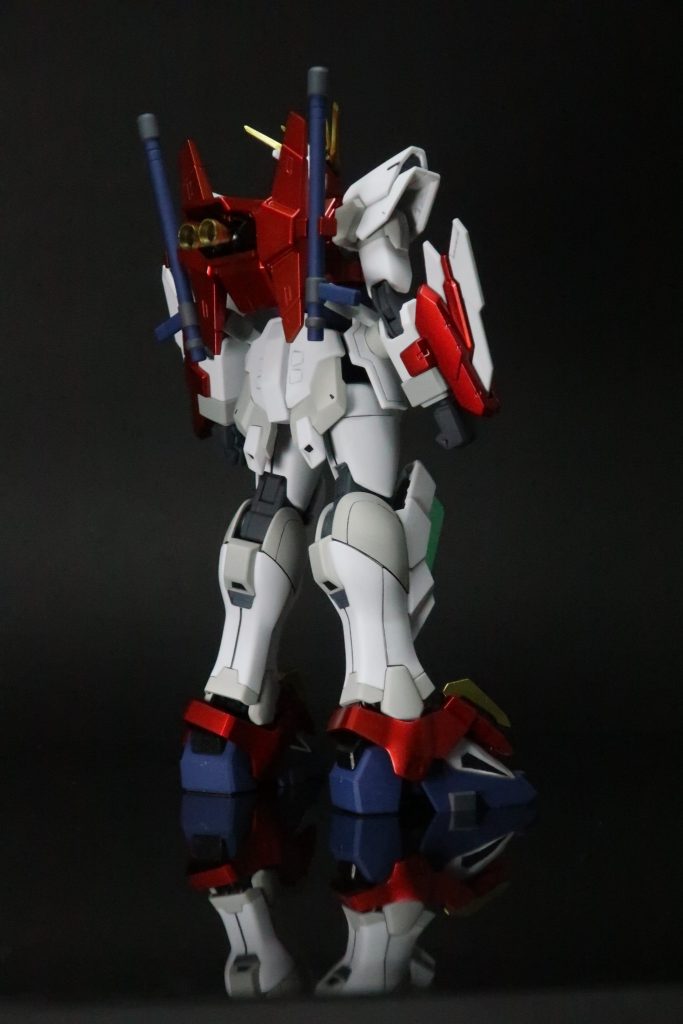 ちょっと白っぽさが目立つ感じがしたので、白い部分の一部をグレーに変え、赤は金下地のキャンディ塗装、黄色は金に変更しました。