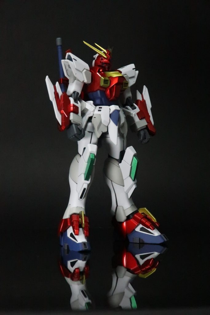 膝の部分が、ビルドファイターズ機だったらクリアパーツになってそうな形をしているので、そういうイメージでメタリックグリーンに塗装しました。