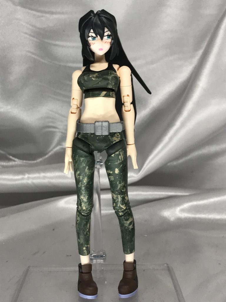 上半身はホシノフミナ、お腹の部分を加工して下半身はシオンちゃんです。メイちゃんがこの格好好きかはわかりませんが、俺が好きなんでミリタリースタイルに。