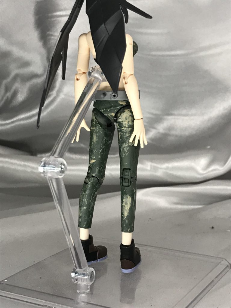 後ろ。腰パーツとの接続でどうしても隙間ができてしまうのですが、ガシャポンから出たジャンクパーツのベルトを巻いてカバーしました。