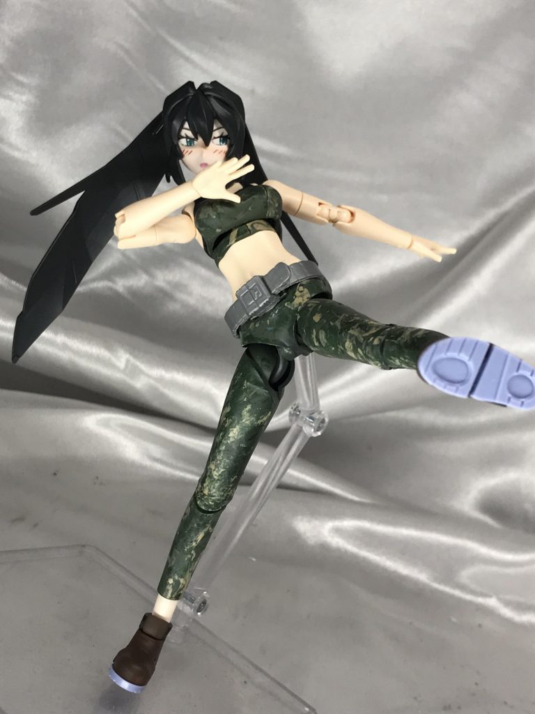 シオンちゃんのスタイルだとかなりのロンTに白衣と下半身の可動を阻害するものに囲まれていたのですが、下半身はこんなに動きます。