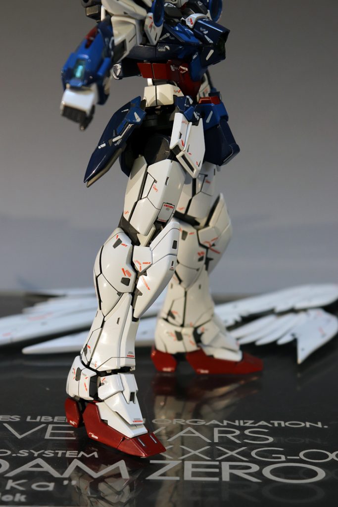 腿のディテールを脚全体のデザインに合わせ変更しました。