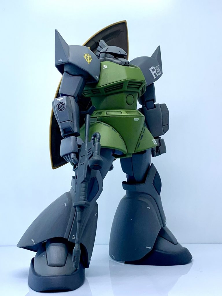 太ももを前後左右に幅増。足の甲を斜めに傾斜を付けて靴に接着。角度が自然になるように。肩アーマーをトゲのところでカットし、それぞれ小型化して再接着。一回り小さく。肘の隙間を小さくするようプラ板を貼り足し。プロポーションの修正は概ねそんな感じです。