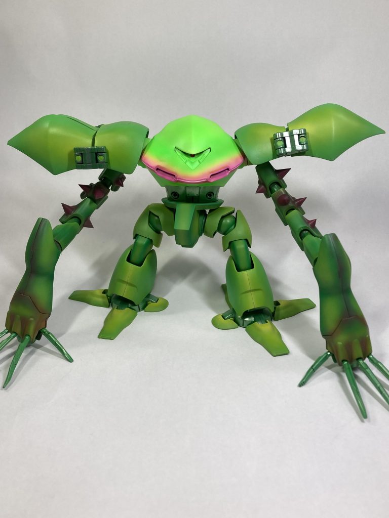 いつものハイゴッグポーズ(?)です頭部・肩・腕・下半身でそれぞれ違うモチーフにして作ってみました表に出るメカ的なディティールはだいたい潰してあります表面もかなり粗目で仕上げて植物感を出そうとしてます