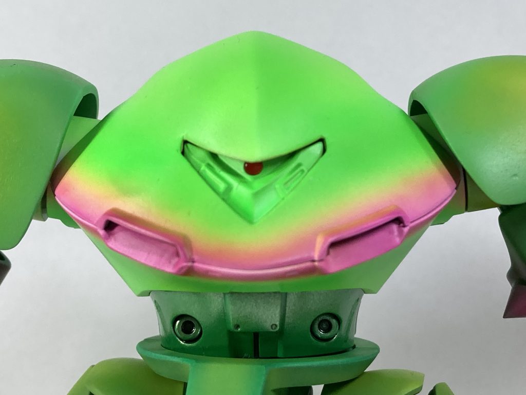 頭部ですモチーフは ハエトリグサ蛍光塗料で塗ってあるのでブラックライトで光ります本来のハエトリグサは光りませんが、光った方が食虫植物アピールが出るかなと思ったので(笑)目立つ色なので花にも負けないアピール力です