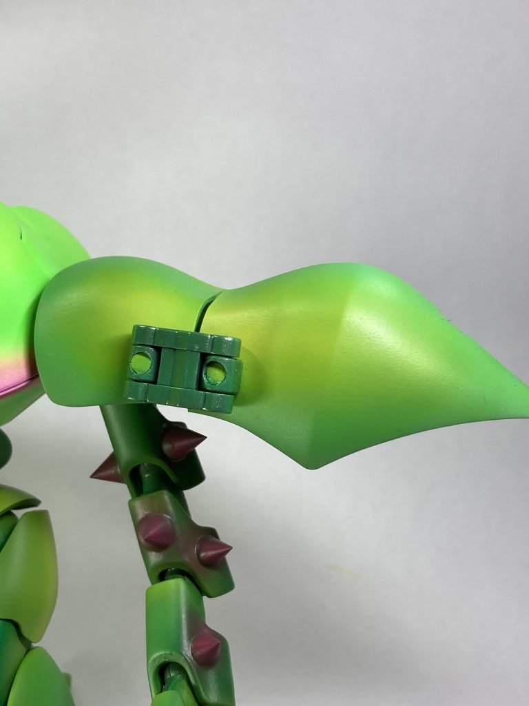 肩ですモチーフというか 葉と花です肩が開いて花が咲く感じにしたく、開閉ギミックを付けました肩と腕の関節部分の隙間に花を挿せますスペースの問題で開閉ギミックは外付けになってしまいました、妥協・・・