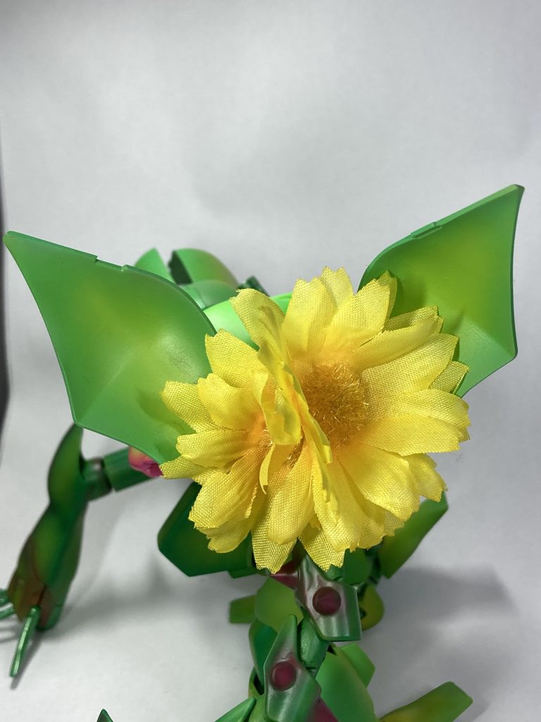 肩開閉での開花肩アーマーと関節の間に茎を束ねてねじ込んでます葉っぱ役のアーマーはある程度フレキシブルに動けるので表情が付けられます 以上、ご覧いただきありがとうございました