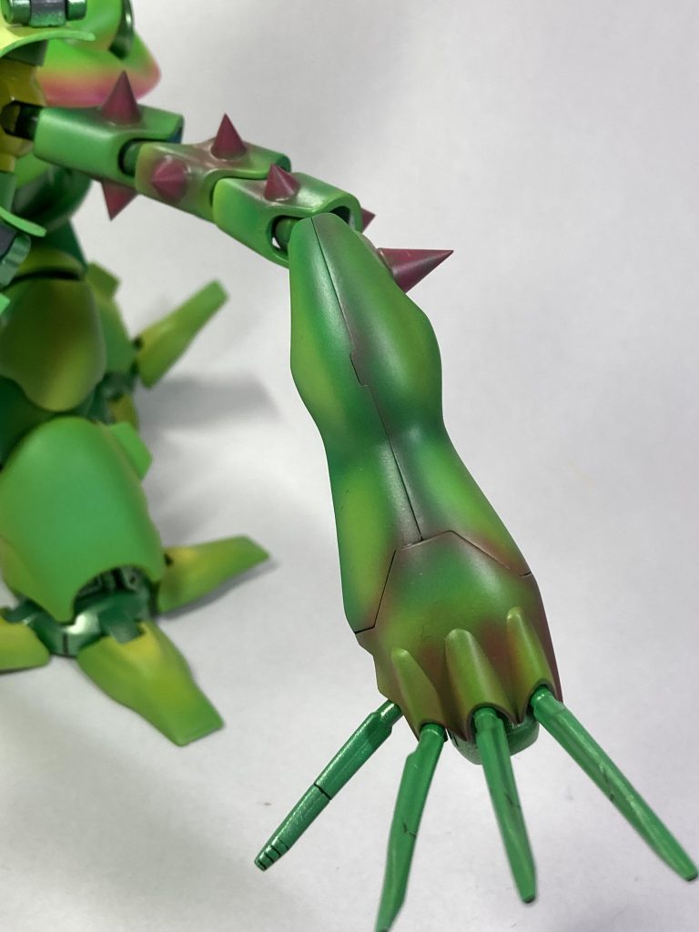 腕から手にかけてモチーフは 薔薇花といえば薔薇、薔薇といえばトゲがあるということでスパイクでトゲっぽく手のハンドミサイルを差し込む部分に花を挿せます