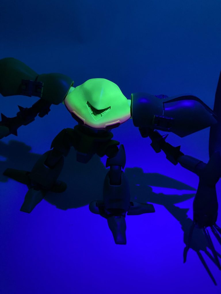 頭部はブラックライトで光ります