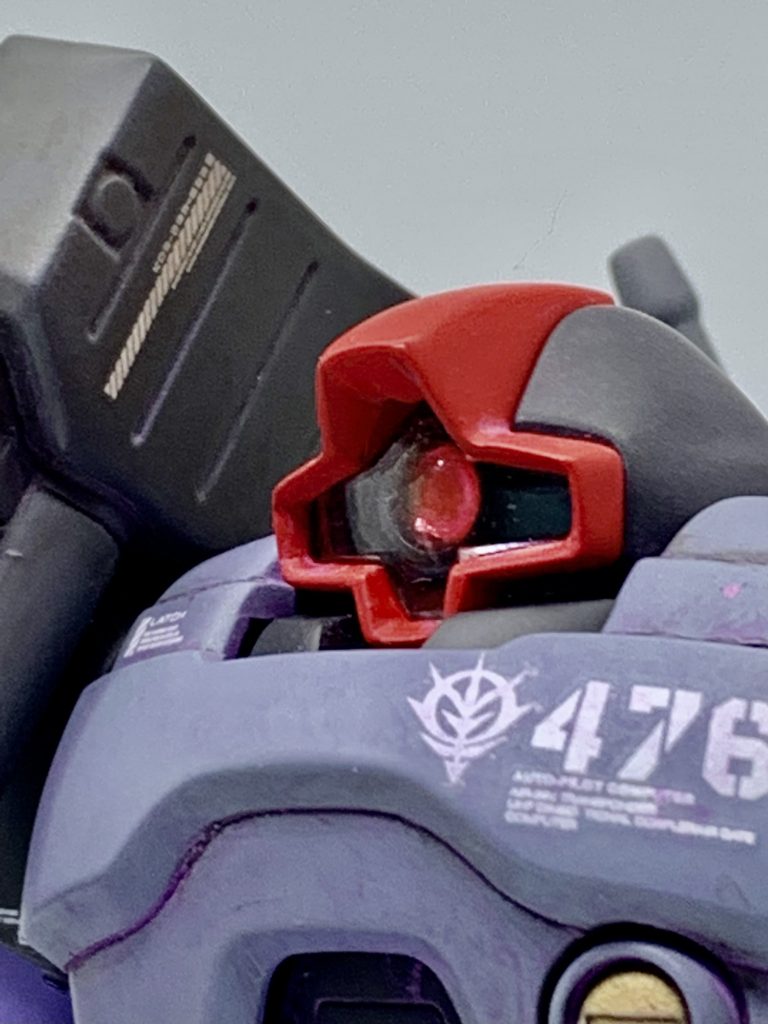 ドム・トローペンの影響かともかく頭を埋もれさせてるアプローチを見かけることが多いので、逆の方向性で。襟足の部分でナナメに3ミリほど嵩上げして、顎を引いてる感を出すように。