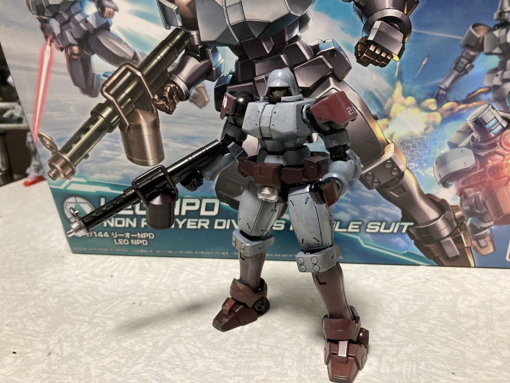 他に手を入れた個所としては若干のモールド追加と合わせ目加工、太ももや胴体は段落ち加工を行ってます。ガンダムフェイスは若干見辛いですが、頭部が少し奥に引っ込んだことでヘルメットという印象がより強くなったので満足。