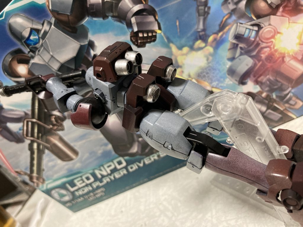 飛行時のポーズ。銃をまっすぐ進行方向向けたかったのですが、両手持ちだと関節の可動範囲的に無理でした。実はこの後、ポーズ弄ってたら右腕のジョイントがねじれて落ちたので、撮り直しも難しいことにorz関節部分の構造がＥＧと同レベルなので、長期のポージングは不向きなキットですが、割と作りやすいし、モブ感あふれる頭部が複数手に入るなど、パーツ取りとしてもおいしいキットでした。最後までご覧いただきありがとうございました。