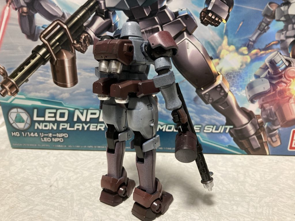 背面や足部分はバックパックは作中で背負ってる背嚢をイメージして皮っぽく見えたらいいかなと色を作りました。ワインレッド５０％にレッドブラウン３０％とイエロー、ホワイト各１０％ぐらいの比率です。