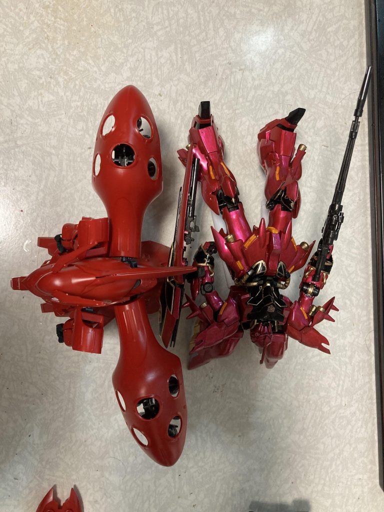 仮組したところで、HGのシナンジュと大きさの比較。HGでも大型の部類に入ると思われるシナンジュでこれ。HGにしてもSDにしてもよくキット化してくれたものと思います。最後までご覧いただきありがとうございました。