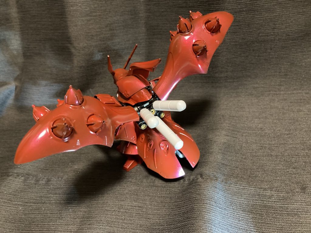 背面。後ろの巨大スカートアーマーとファンネルラックを兼ねたバインダーが重く、アーマー内部の補助脚がないと自立しませんw