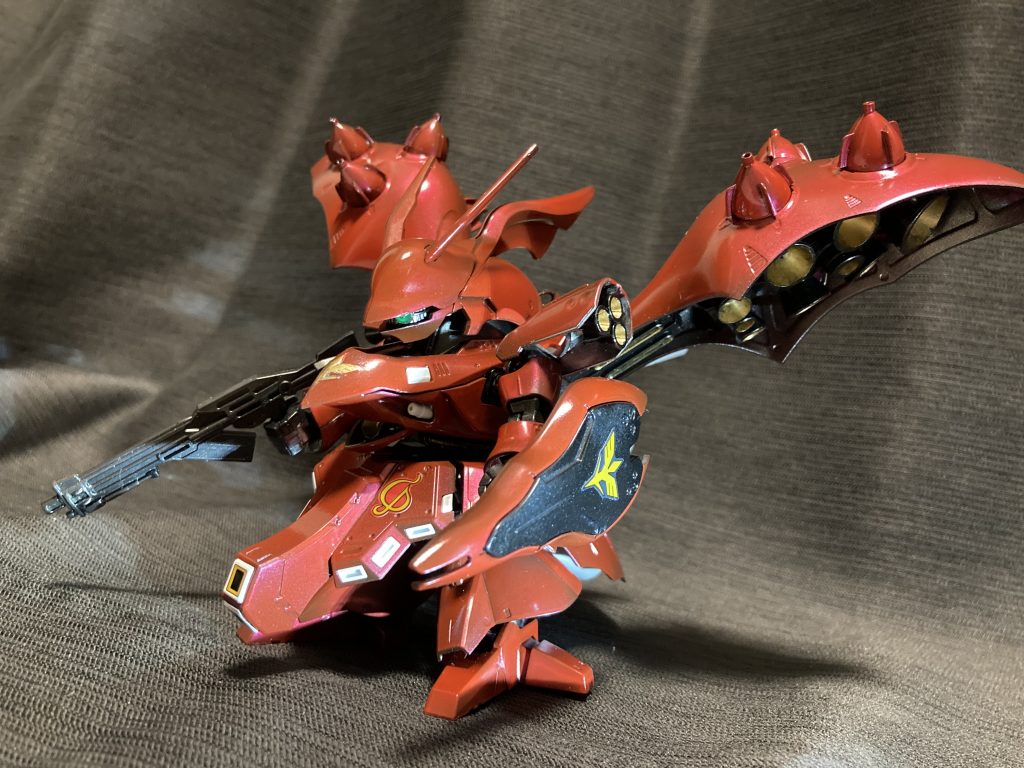 改めて正面……というか、箱絵ポーズ腰アーマーのCDマークは水転写ステッカーが手に入ったら張り替えたいですね。