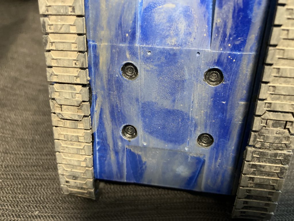 底面。最初キットを見たときに、ただの丸穴が4つ空いてるの見て「ナニコレ?」となりました。ホワイトベースから発進や帰還時にそういえばバーニア吹かしてたなと、ウェーブの丸バーニアでサイズが合うのを詰めました