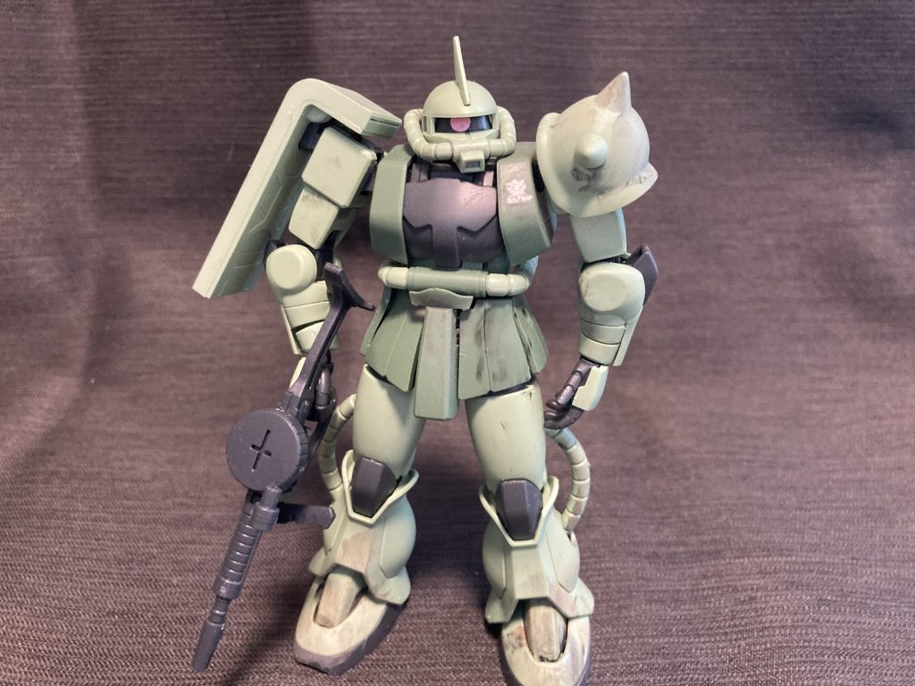 正面。旧HGと比較すると部品数も増えています。その分、合わせ目消しが必要な箇所はごく少なく、非常に良いキットと思いました。