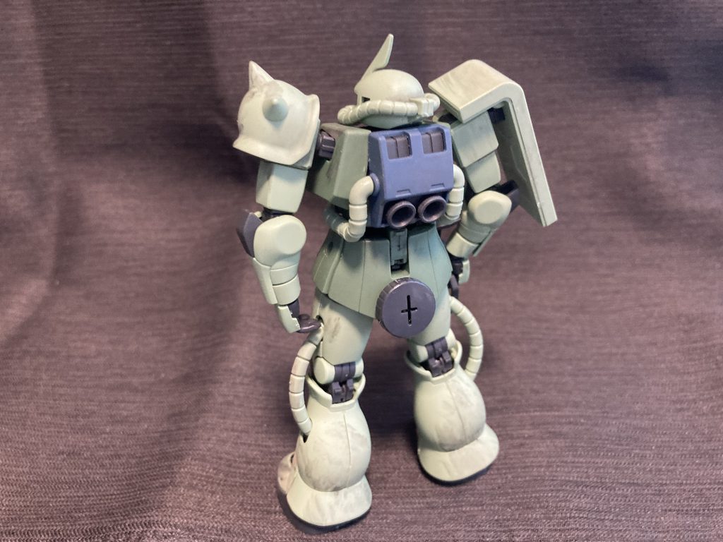 後ろ。予備マシンガンを好きな位置にマウントできるのは良いですね。旧HGでは単体パーツだったランドセルが分割されているのは驚きました。