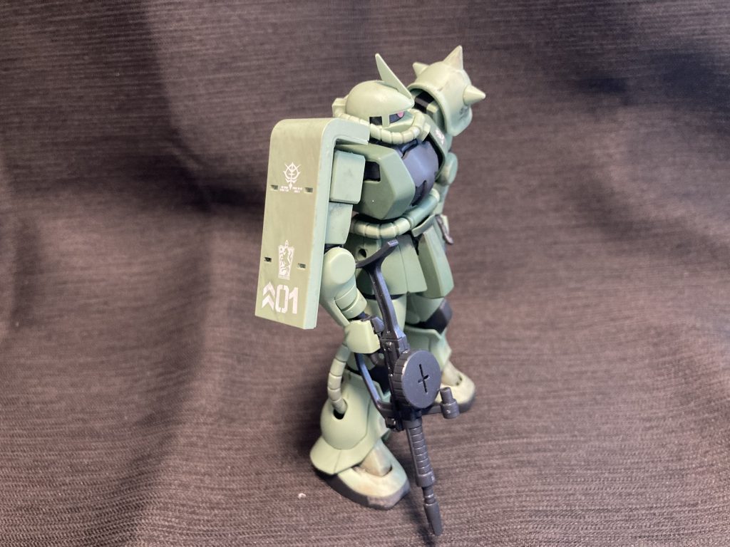 以前作った旧HGのザクが角無し一般機なので、今回は隊長機。部隊マーク代わりにボードウィン家の家紋を付けています。シールドはオリジン版同じく武器類をマウントする穴が開いてます。そのうち武器セットでも出るのですかね?
