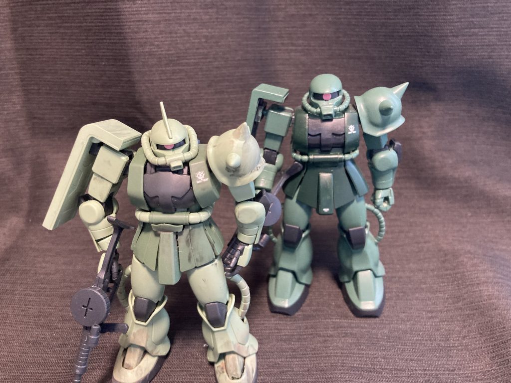 新旧比較を簡単に。後ろが過去作の旧HG。こちらは全塗装しております。