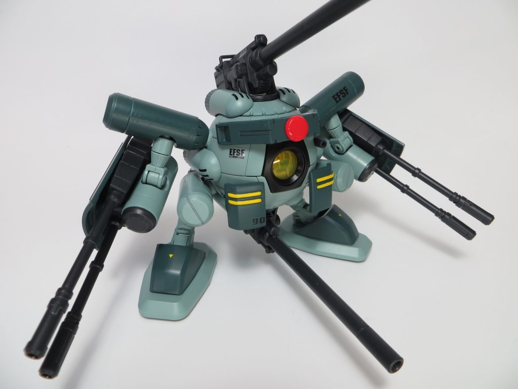 初号機:赤系、2号機:青系だったので今回は緑。武装については上下の低反動キャノン2基と両腕のシールドキャノン、コクピット横バルカン1門となっています(なぜバルカンが1門か?穴開けに失敗しましたw)。