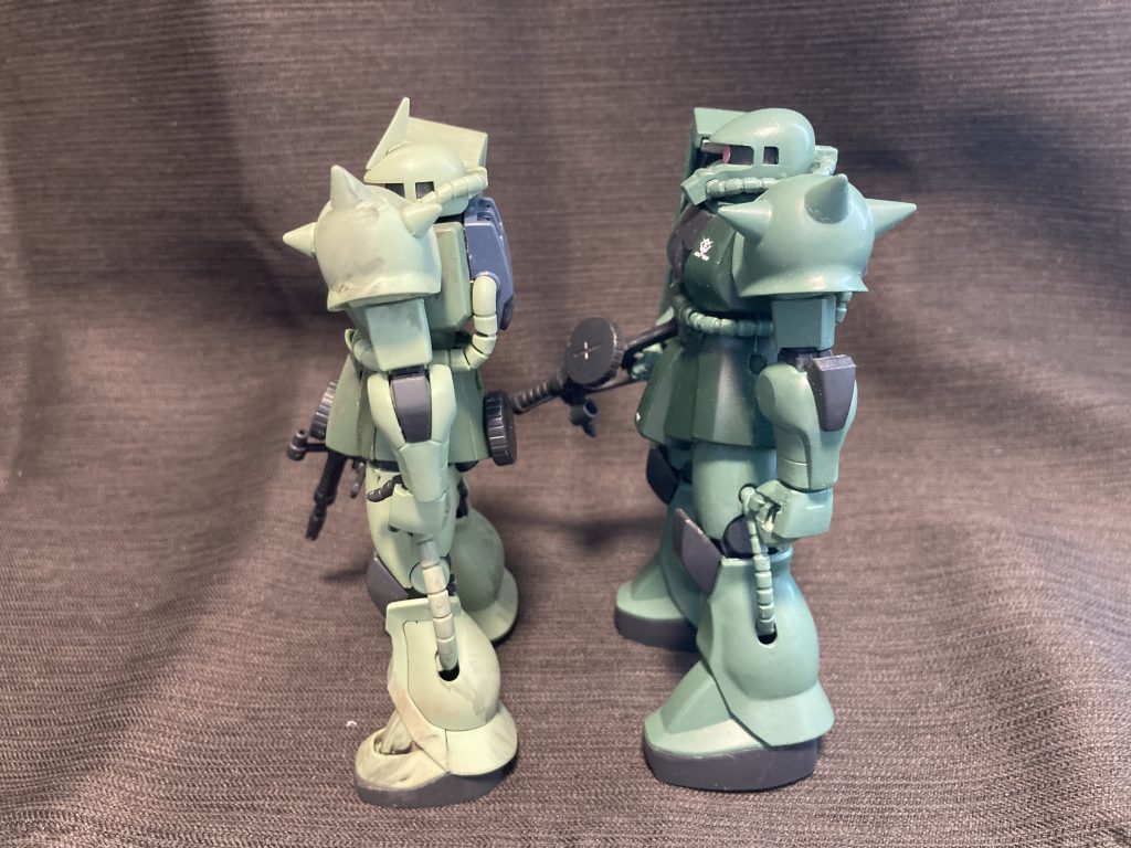 足の太さもそうですが、肩アーマーや足首も一回り小さくなってます。足回りの分割は持っていないのではっきりとは言えませんが、オリジン版やC型と同じかな?スパイクアーマーは旧キットは合わせ目を消しています。新HGは一体成型ではありますが、金型のあわせが出るので、ここを綺麗にするならヤスリ掛け必須。