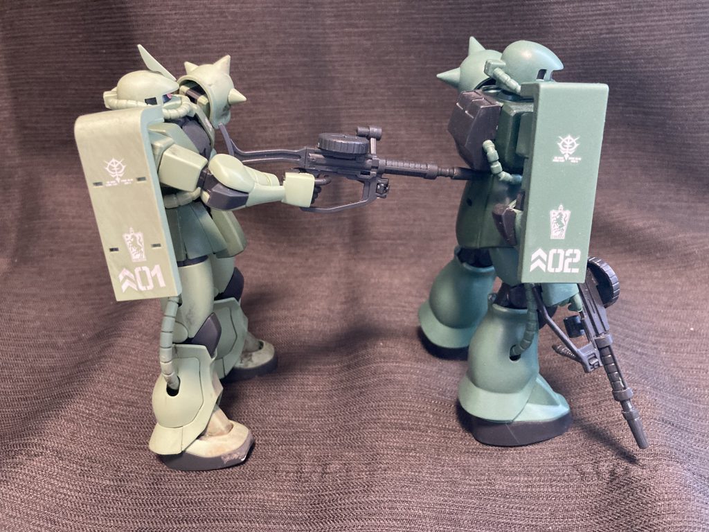 部下を背後から撃つ上司w新旧見比べてみましたが、ザクにどっしりとした鈍重感を求めるなら旧HGのほうがよりイメージに近いと感じました。キットとしては素組みなら新HGに明らかに軍配が上がりますので、後は好みに合うほうを組めばよいのではないかなぁと。まぁ、今後旧HGはあまり見かけなくなるのでしょうけども。最後までご覧いただきありがとうございました。