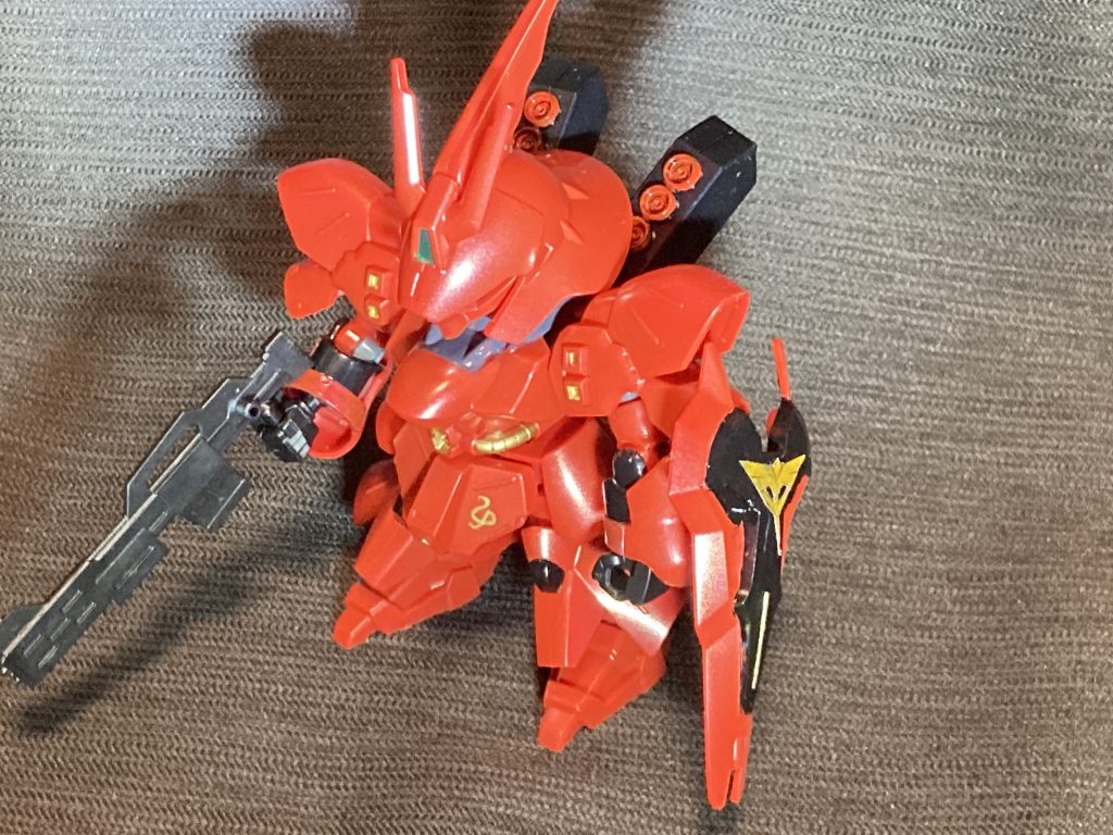 調色はトパーズゴールドにモンザレッドで着色。若干のムーンストーンパールを混ぜています。ネオジオンマークは付属のシールを切って使いました。撮影時にちょっと浮いてますがキニシナイw腰アーマーのCDマークは筆で直接書いてます。
