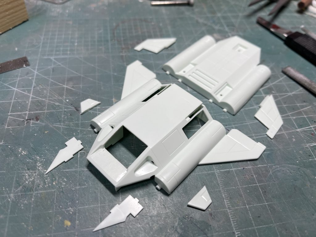 HGUCシリーズはどこ行っちゃったんでしょうね。買えないなら無理せず、店にあるものを作りましょう。ということで旧キットのコアブースターに挑戦です。 40年前のガンプラ一次ブームの頃。友達が持ってたコアブースター付属のコアファイターを貰って作ったけど、本体であるコアブースターは作った事無いんだよね・・・。300円といえど小学生にはおいそれと買えなかったからさ。なので今、リベンジです。とりあえず作り直す部分はみんなくり抜きます。