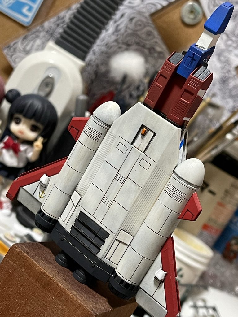 下面はあまり見えないのであっさりと。後端にフィンを付けて翼下にインテークを付けたぐらいです。 ジャブローで受領してソロモンで撃墜されるまでさほど時間が経っていない005機なのでウェザリングは控え目にと思いましたが、現用戦闘機も結構汚い(笑)ので、これぐらいでも良いとしよう。