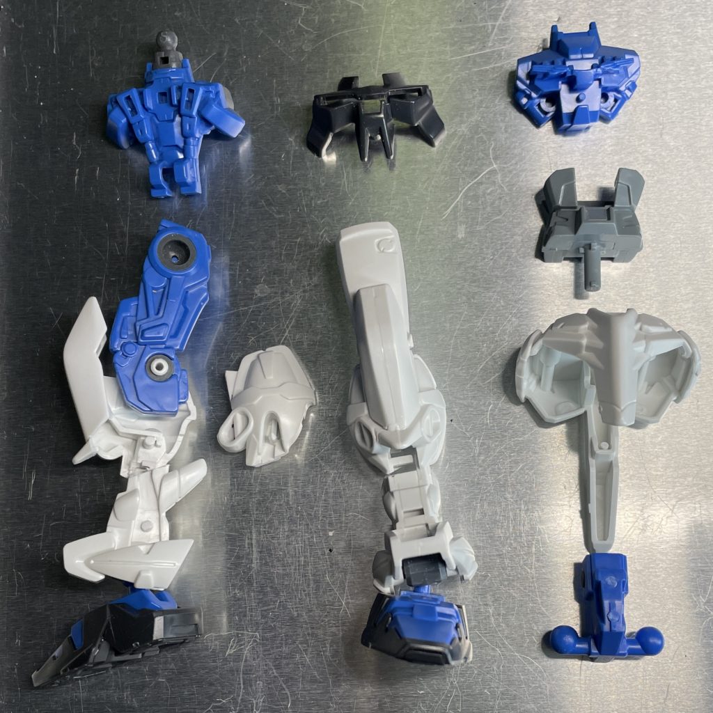 ヒザの合わせ目が目立つので、このような感じに後ハメ加工しました。