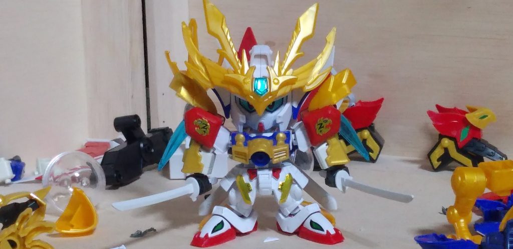 レジェンドBBの號斗丸のパーツを組み込んだ状態(後の奴らに使うパーツが散乱してます…ごめんなさい…)。角飾りは暗黒玉璽サイコをベースに馬超ブルー、孔明リ・ガズィのパーツを組み合わせ、劉備のパーツで孔明νの兜に取り付けられるようにしております。脚部については、號斗丸とモチーフが同じ猛獲のパーツは、基本的にディテールを潰さず、またシールも貼ったまま残しております。二振りの刀の名称はそれぞれ、種デスが放送開始した2004年に放送されたサンライズ作品のタイトルからきています(元ネタが分かりましたらコメントにてお願いします)。また、裏モチーフに黄龍並びに麒麟を入れているのですが、これはとあるキャラを含め、制作中のキャラ達が四聖獣の意匠を入れる予定だった名残です。