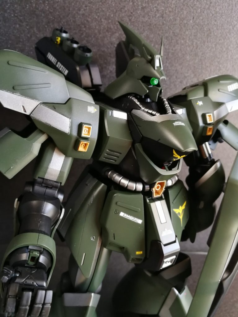 旧キットなのでディテールが少なかったのでスジ彫りを入れて緑と銀の機体にしてみました。