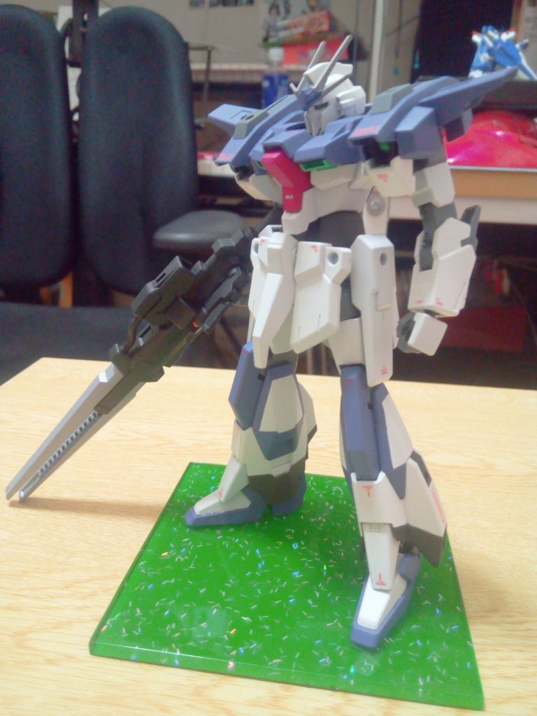 ライトニング本体です。淡めの色でやってみたいと思って、ガイアノーツのウォームホワイトと風群青をメインに塗っています。ライフルのセンサーはジュエルシール貼りました。長物は好物です(*´ω`*)