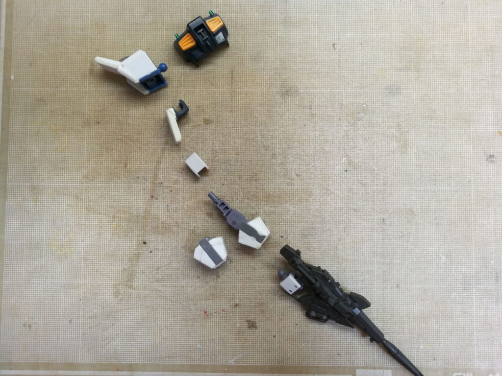 一応動くように肩はブルー2号機を土台に