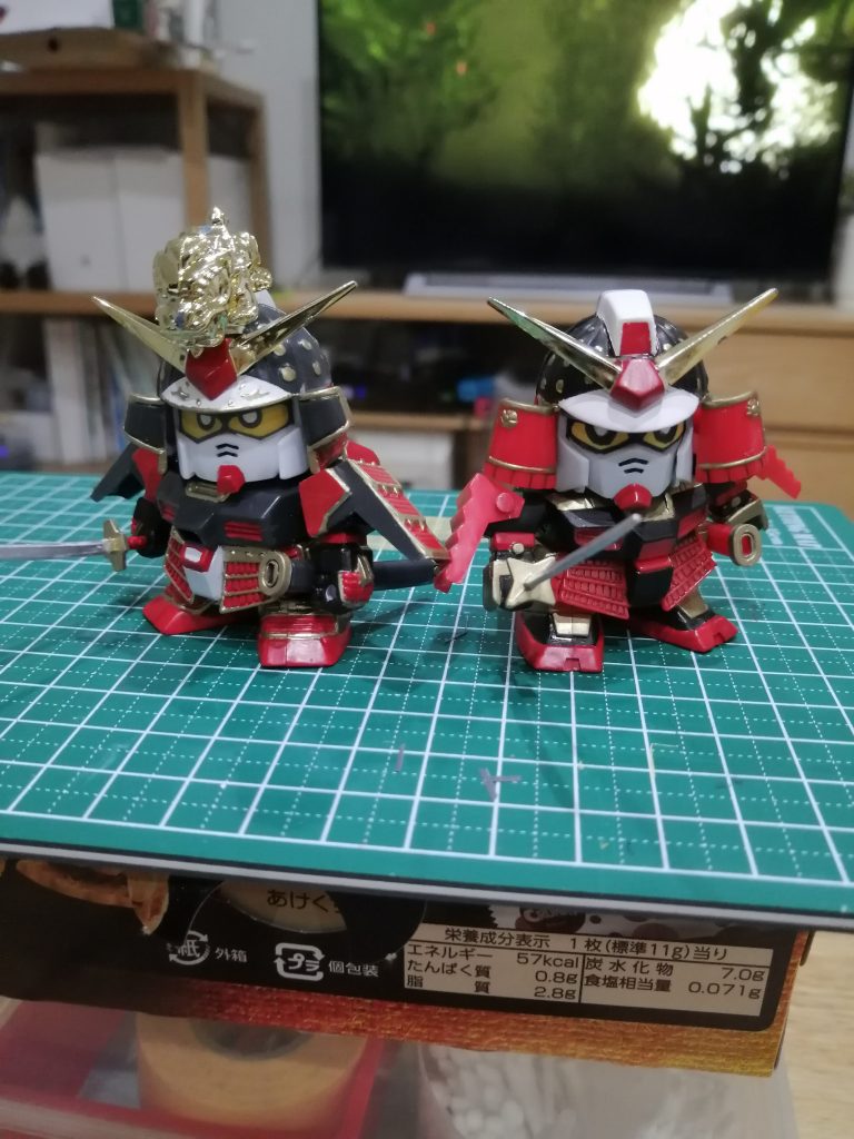 完成間近の農丸（腰の連邦軍デカール貼ってないだけ）。画像の武者ガンダムは足の接続軸を少しばかり延長していますが、それでも農丸の方が若干頭身は高めです。こうしてみると顔立ちもけっこう違いますね。