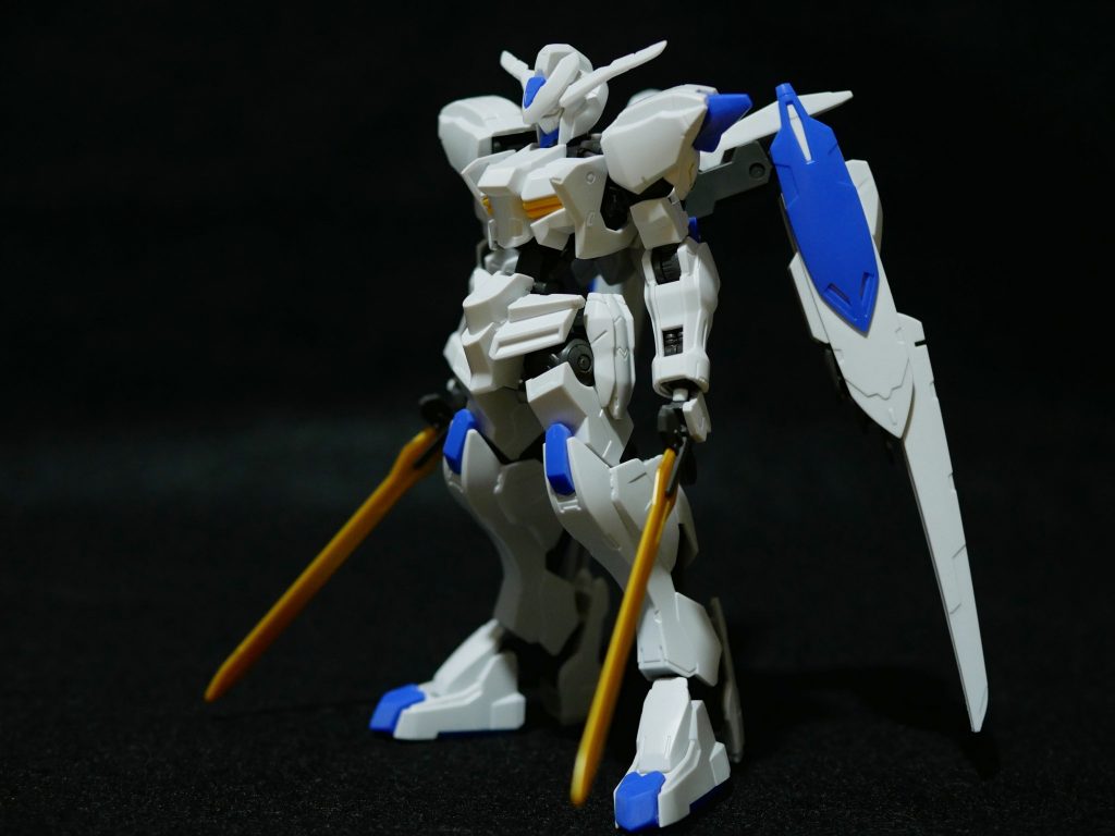 表情をつけやすくするために手首だけ角度付けの加工をしました。真鍮線を通してるので強度も問題なしです。