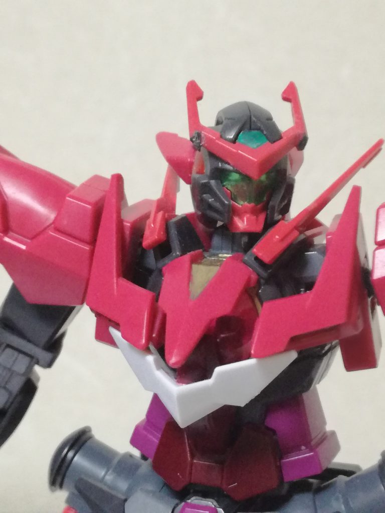 アストレアの緑のバイザー顔を使用．ツインアイだけ塗装することで近くで見るか，光の反射でツインアイが浮かび上がるようにしている．