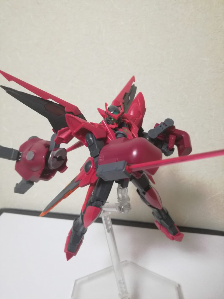 アストロガンダムFAのグローブの下部のコンテナにビームサーベルを埋め込むことにより，グローブを使用しながらビームサーベル及びビームショットを放てる．