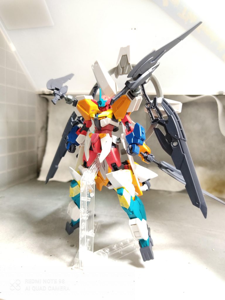 余分に腕付いてるなら足も余分に付けようぜと悪魔の囁き漫画版ナイツマの加藤拓弐さんがTwitterに投稿されていた「泣き女が来る」のオリロボの脚部から着想を得ました背部の腕もイカルガに引っ張られてます