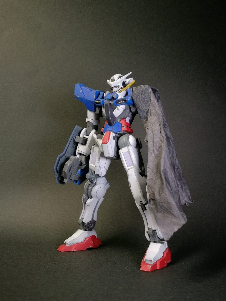 マントはキッチンペーパーに使用済み溶剤を染み込ませ、ボンドで固めました接続はリバイブガンダムの肩を使い、少しですが動くように