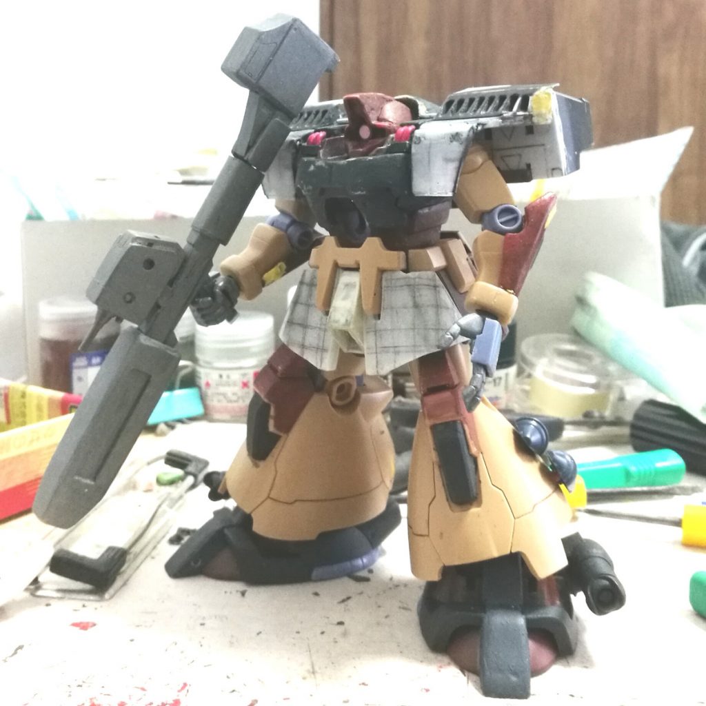 【ドワッジ改用追加部品】① 頭部HGドムの頭をヤフオクで購入して色々やっています。トローペンと比べて頭が一回り大きいですが、モノアイを小さくしてバランスを取っています。顔面の十字の枠は、本来ドワッジ改にはないものですが、制作の都合上残してあります。② 背部(バックパック)ここは元々推進機ではなく、排熱機？ なにやら良く分からないのですが、単にスリットだけだと面白みに欠けるので、大型の推進機という解釈で作ってみました。丸い部分はヤフオクで購入しましたが、ガンタンクの車輪だそうです。③ 肩装甲前部はプラ板加工で製作、後部の大型推進器はガンダムヴァーチェのものだそうです。ここはどうやって作るか悩みました。旧キットやMGドワッジでは、一体型として肩関節に取り付けるようになっていますが、強度と間接の堅さを考慮すると、この方法は難しいと判断しました。本制作では、前部は本体のタスキ部分に針金で固定し、その代わり、腕を上げられるように前の部分が稼働するようにしました。後部の推進器はバックパックに穴をあけ、プラ棒から球体のポリキャップにつなぐようにしています。球体ポリキャップはエポパテで包み込んでいますが、結果的に強度も硬さも良い感じです。④ 胸部の拡散ビーム砲円形の部品にパテ盛りで作成。両面テープで取り付けているため、着脱不可。⑤ スカート＆ふんどしプラ板で作成。ここは出来上がりが全く予想できない中で暗中模索でしたが、結果的にうまくできました。⑥ スカート背面 スリット無理やり作った記憶があります。⑦ 背面タンク30mmか何かの部品だそうです。取り付け部分を自作。⑧ 肘装甲これもキットの問題ではなく、デザイン上の問題なのですが、肘に迫力がないと思い、肘装甲を新たに作りました。⑨ 膝装甲延長同上で、膝装甲の延長部品を取り付けました。しかし、こんなに伸ばさなくても良かったかも。⑩ 脹脛装甲外側のコブこれは何なのでしょうか？ ガンダム博士の方、教えてください。グフ飛行試験型のように大きなものを考えましたが、簡単に手に入りそうにもないので断念。結局、キットのシュツルムファーストを元に作成。これは脹脛装甲の曲面にピッタリ合うように作る必要があるのですが、完全に失敗しました。隙間をごまかすために両面テープで貼っています。⑪ 脹脛後部のタンク肩部大型推進機の前半分(ヴァーチェジャンク)と30mmのタンクを接合。ここは下まで下げて重厚感を出しながら可動範囲を犠牲にするか、上に取り付けて重厚感を犠牲にしながら可動範囲を取るかの2択になります。今回は後者を選択しました。今思うと、可動させるという選択肢もあったかもしれません。⑫ ビームカノンリックディアスなどのクレイバズーカを元に、砲身部分とセンサ部分、後部延長＆可動などを製作。自分的にはもう少しカッコよくできるんじゃないかと思います。