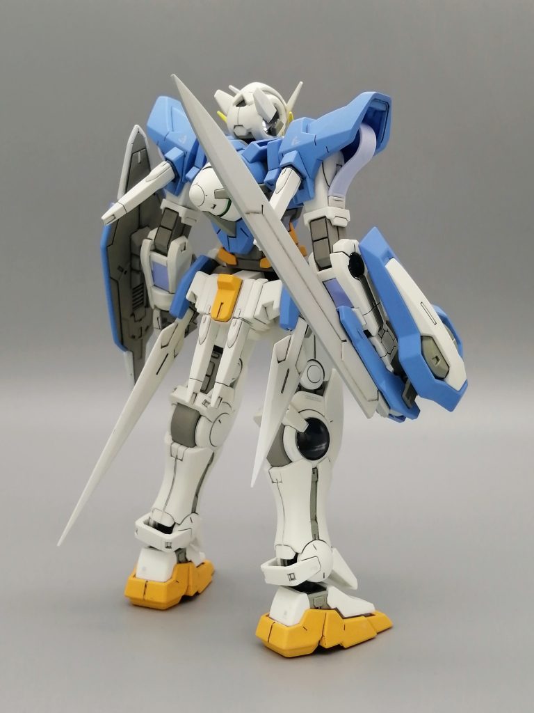 青は「メカトロ　みずいろ」が相変わらず入手難だったのでガイア・雪ミクヘアブルーとボディブルーの混色で代用。１：１で混色して使用したのですがちょっと青味濃いな～と塗ってから感じたのですが、以前作成のオリジンガンダムの時は２：１で混色してましたね。面倒なのでそのまま完成としました。