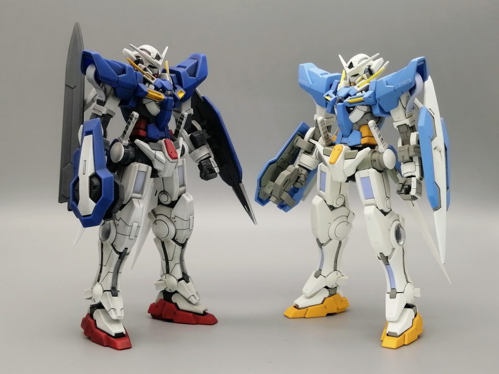 一年前作った成形色仕上げのエクシア（左）とのツーショット。