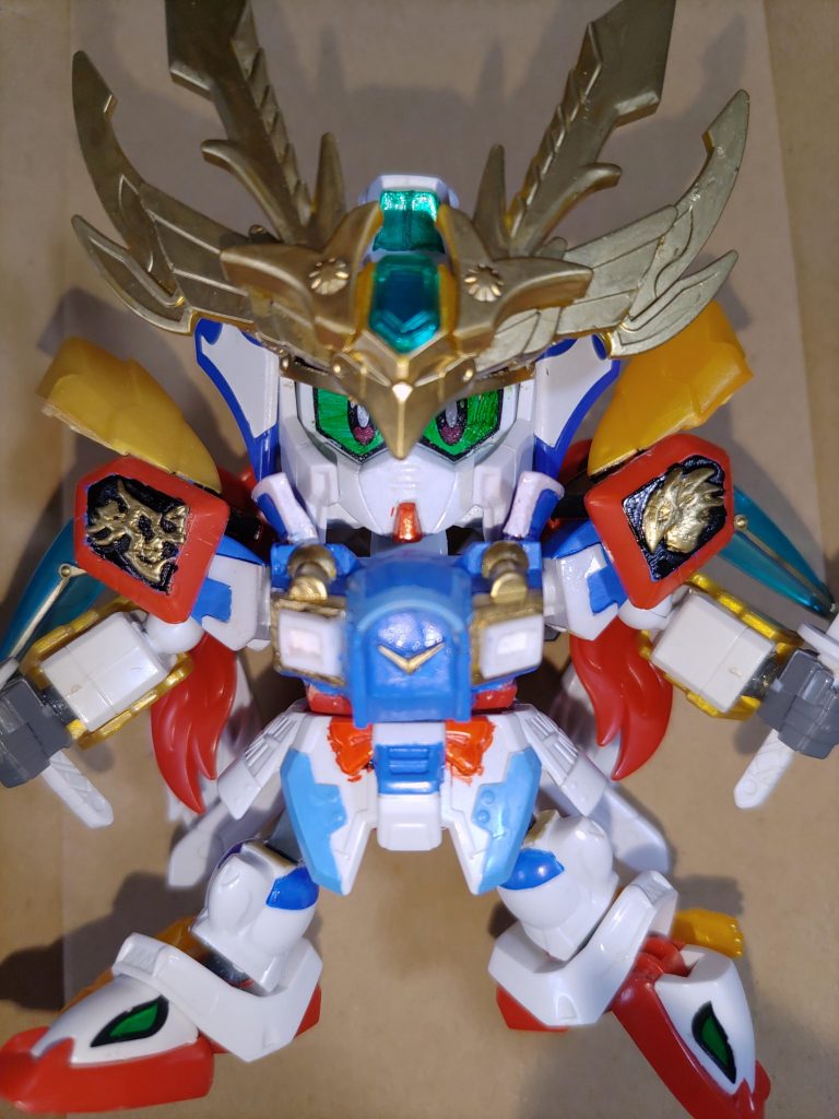 塗装はガンダムマーカーを使用、青系は全て混色した物を使っています。可動範囲を広げるために、スモコさんの『SMKフレーム』シリーズを参考に首可動を拡大、下半身は当時のタイプはパーツ構成上難しかった(+腕の無いSDの量産を避けたかった)ので、コレを元にしゃばろくさんの発案した『SMK-Vフレーム』を使って可動範囲を拡大、肘も玉型の市販パーツを使って可動化しております。