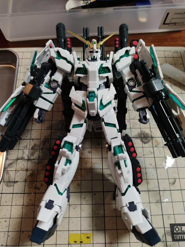 部分塗装のみの素組み状態。きれいな白ですね。つや消しスプレーをランナー付きの状態でスプレーしてます。あと、サイコフレームの裏はホワイトで塗ってます。まあ、そこまで効果的ではなかったかなあ。