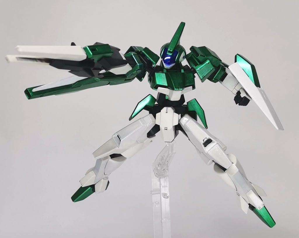 まずライフル構えてのポーズ左手首のとこヒビ割れしてますが合わせ目消ししようとしてパーツ間違えた状態で接着してしまい色々直したらひび割れが発生してしまいました…