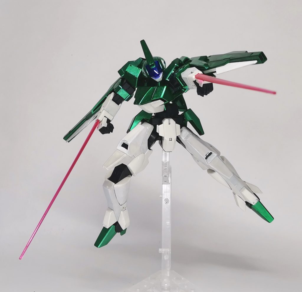 ビーム刃を腕につけてのポーズ余談ですが上手く色が乗らなくて重ね塗りしてるからかなり苦労しました…