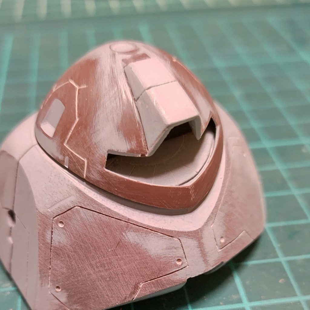 プラ板で庇の延長とモノアイ周辺の加工を。